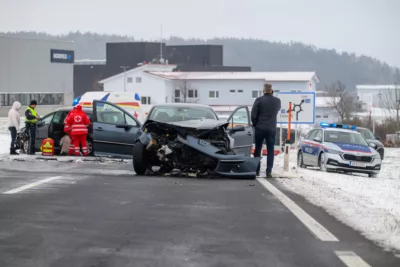 Verkehrsunfall bei winterlichen Fahrbahrverhältnissen 2.jpg