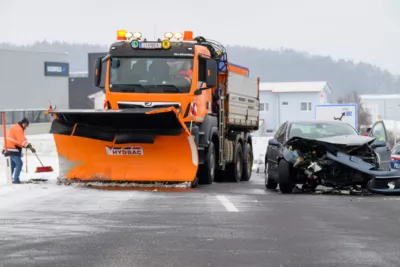 Verkehrsunfall bei winterlichen Fahrbahrverhältnissen 27.jpg