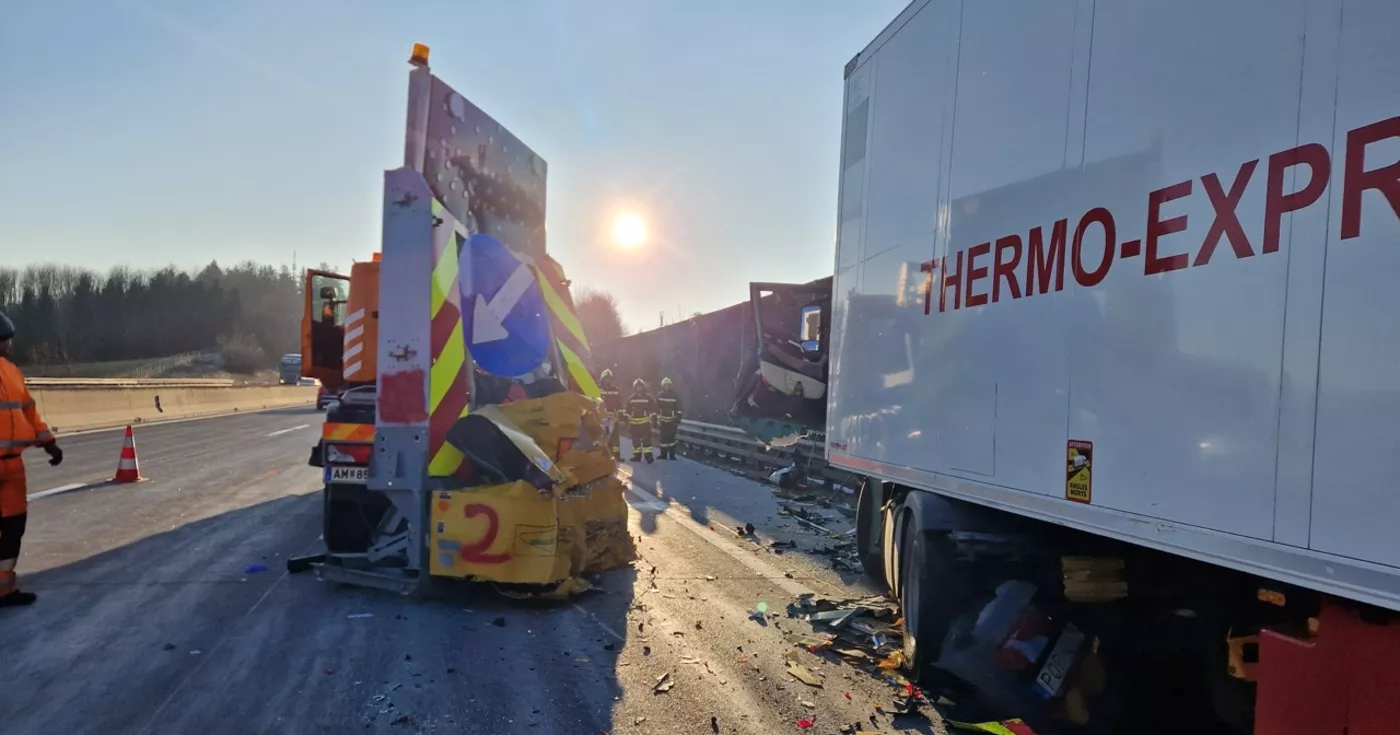 Titelbild: Schwerer LKW-Unfall auf der Westautobahn