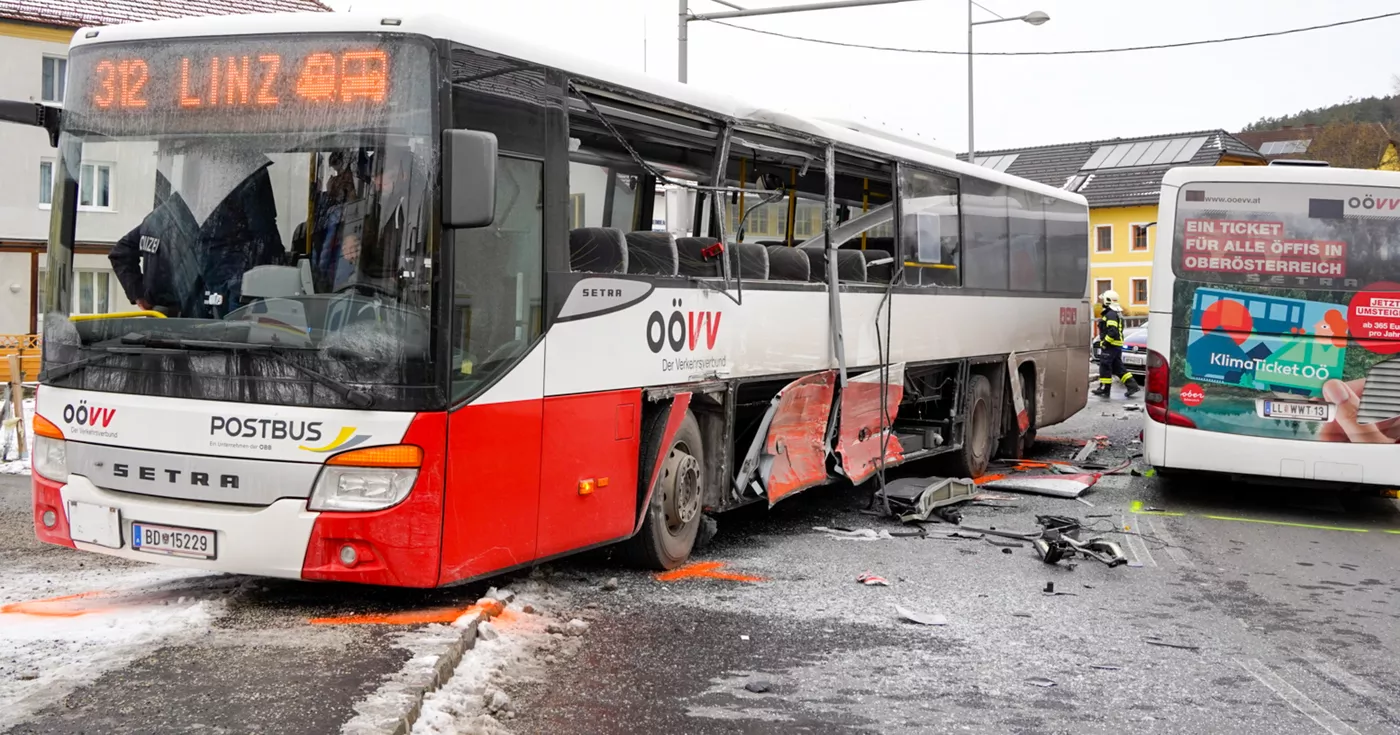 Titelbild: Kollision zweier Omnibusse – mehrere Verletzte