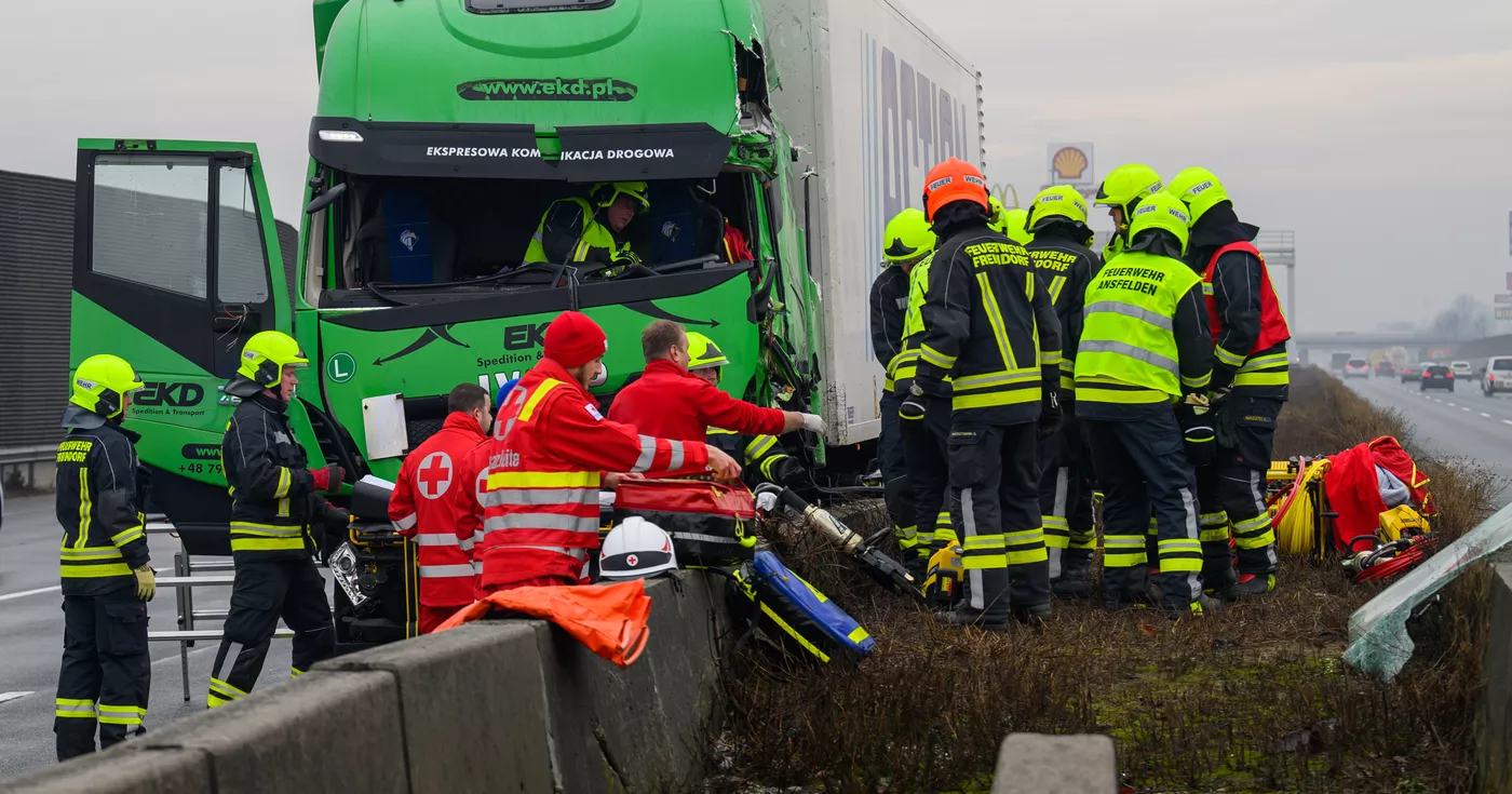Titelbild: Schwerer LKW-Unfall auf der A1 bei Linz verursacht massive Verkehrsbehinderungen