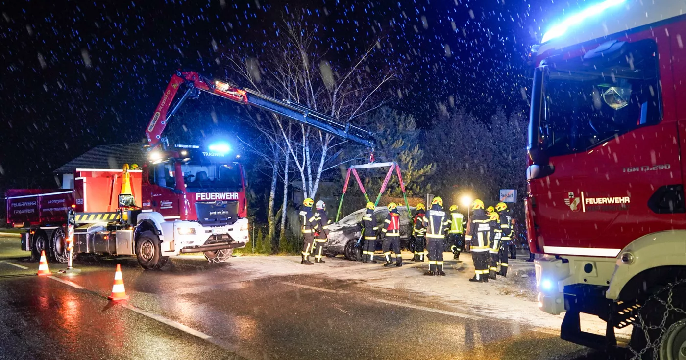 Titelbild: Erfolgreiche Teamarbeit - Feuerwehren Wartberg und Tragwein bergen Fahrzeug aus Graben