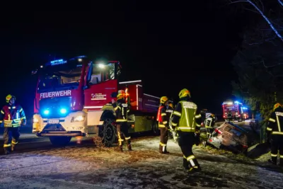 Erfolgreiche Teamarbeit - Feuerwehren Wartberg und Tragwein bergen Fahrzeug aus Graben foke-91952.jpg