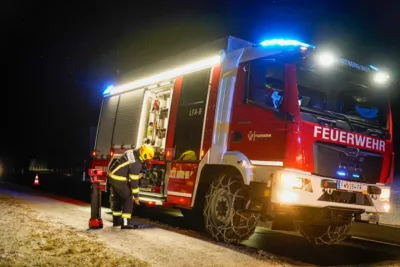 Erfolgreiche Teamarbeit - Feuerwehren Wartberg und Tragwein bergen Fahrzeug aus Graben foke-91953.jpg