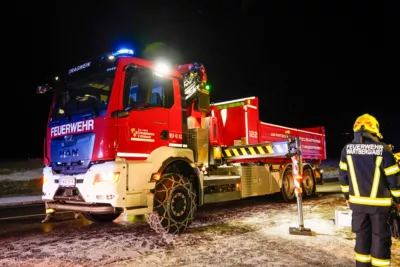 Erfolgreiche Teamarbeit - Feuerwehren Wartberg und Tragwein bergen Fahrzeug aus Graben foke-91954.jpg