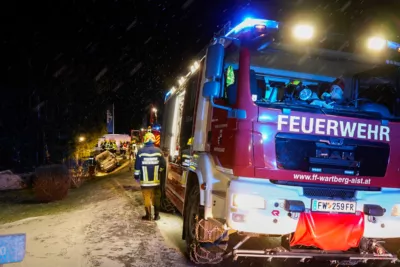 Erfolgreiche Teamarbeit - Feuerwehren Wartberg und Tragwein bergen Fahrzeug aus Graben foke-91957.jpg