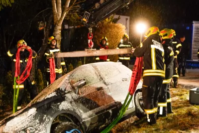 Erfolgreiche Teamarbeit - Feuerwehren Wartberg und Tragwein bergen Fahrzeug aus Graben foke-91958.jpg