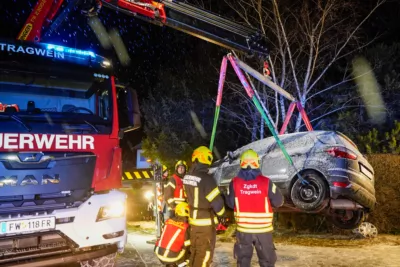 Erfolgreiche Teamarbeit - Feuerwehren Wartberg und Tragwein bergen Fahrzeug aus Graben foke-91961.jpg