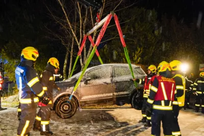 Erfolgreiche Teamarbeit - Feuerwehren Wartberg und Tragwein bergen Fahrzeug aus Graben foke-91962.jpg