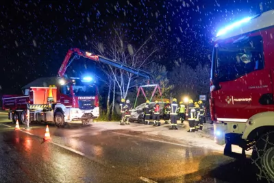 Erfolgreiche Teamarbeit - Feuerwehren Wartberg und Tragwein bergen Fahrzeug aus Graben foke-91963.jpg