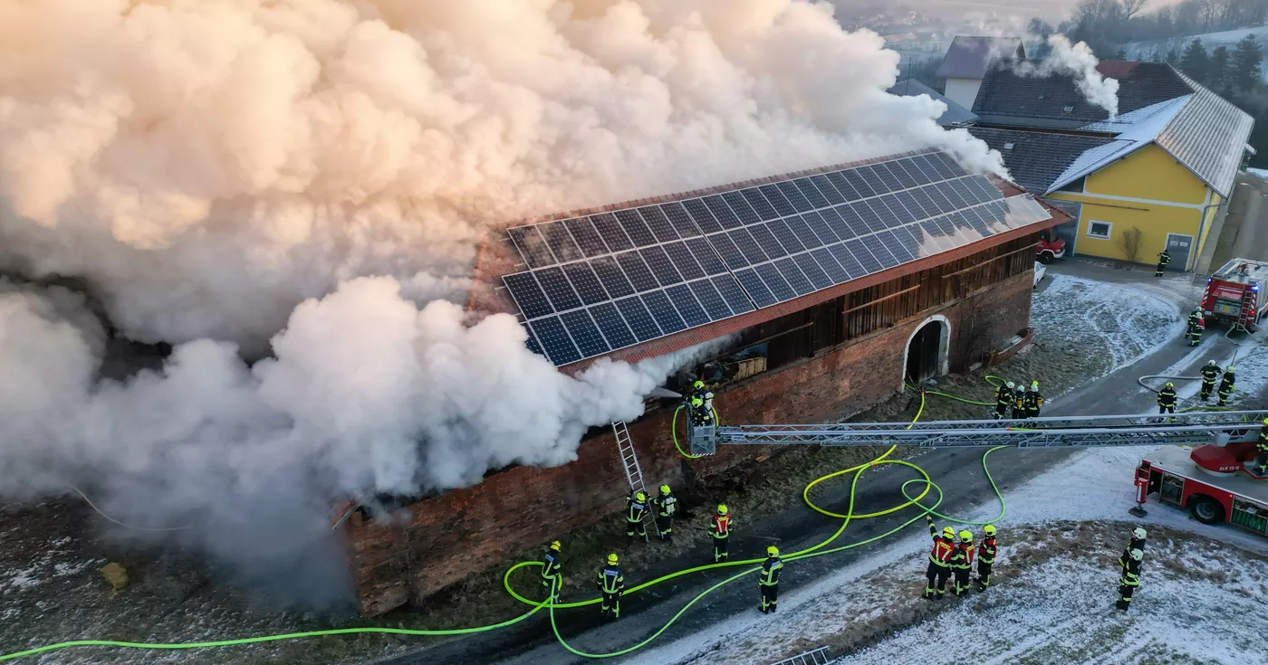 Titelbild: Großeinsatz der Feuerwehr bei Brand eines landwirtschaftlichen Anwesens in Schlüsslberg