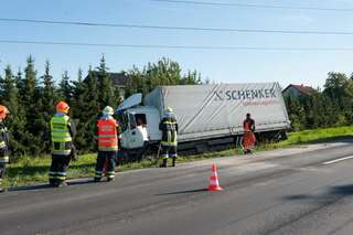Umfangreicher Rückstau nach Unfall mit drei Lastwagen lkw-unfall-b1_02.jpg