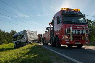 Umfangreicher Rückstau nach Unfall mit drei Lastwagen lkw-unfall-b1_05.jpg