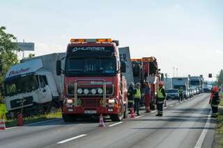 Umfangreicher Rückstau nach Unfall mit drei Lastwagen lkw-unfall-b1_11.jpg