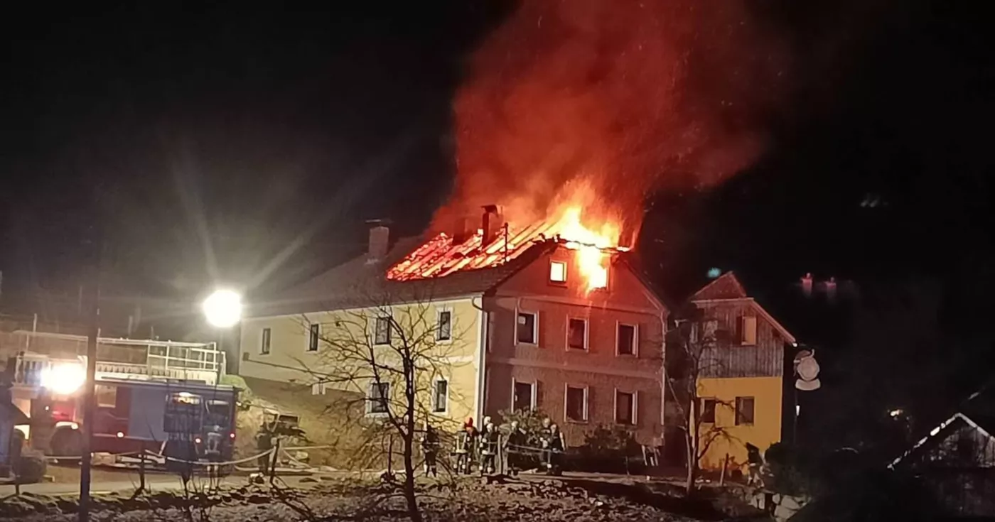Titelbild: Dachstuhlbrand im Bezirk Freistadt fordert Großeinsatz