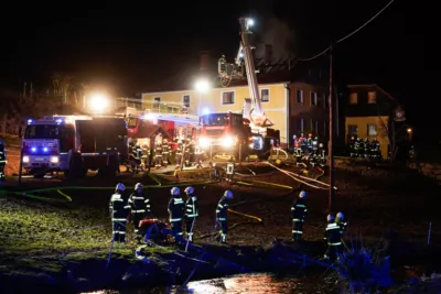 Dachstuhlbrand im Bezirk Freistadt fordert Großeinsatz fkstore-92349.jpg