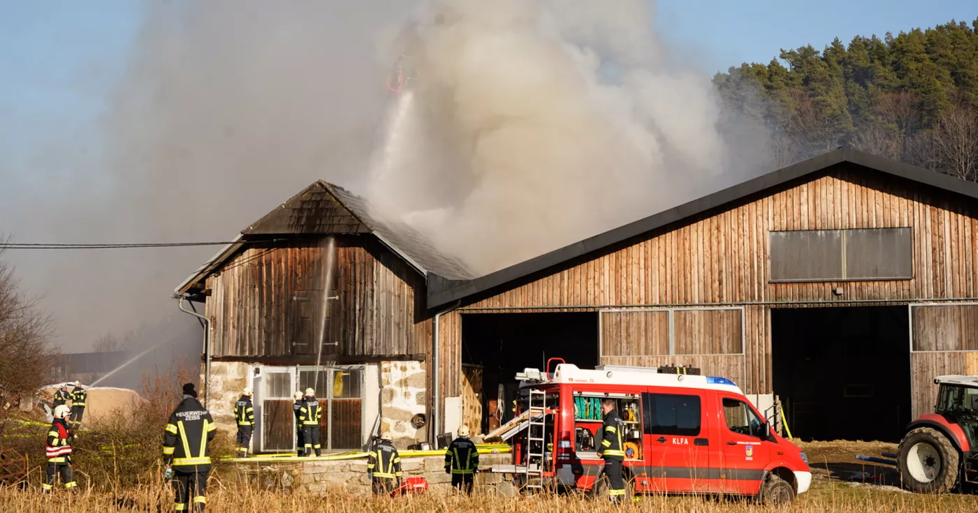 Titelbild: 13 Feuerwehren bei Brand in Neumarkt im Mühlkreis im Einsatz