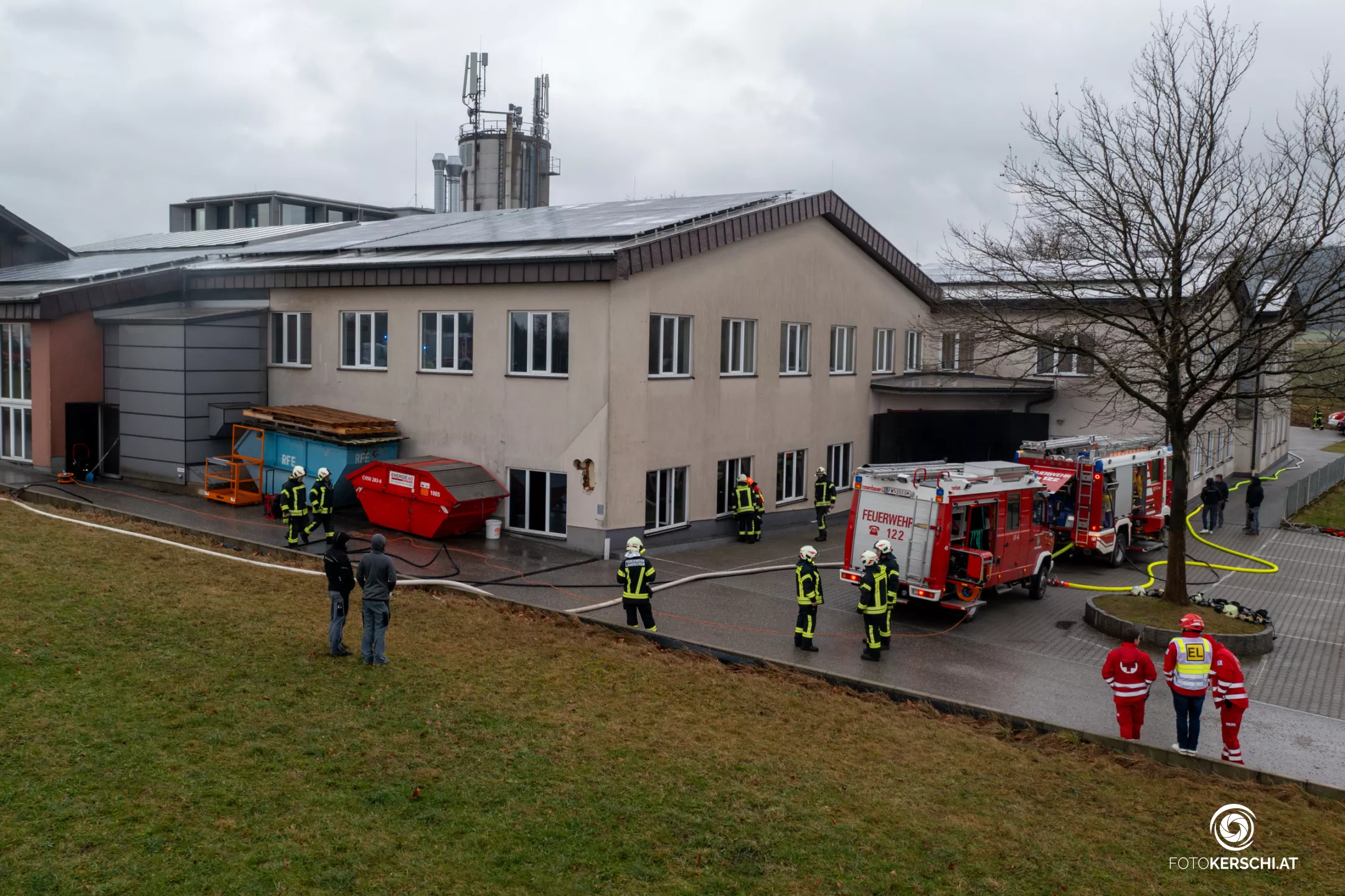 Feuer in Tischlerei fordert Einsatz von 9 Feuerwehren in Kirchham