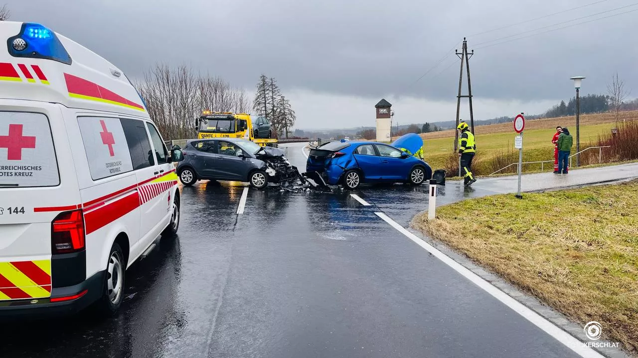 Aufräumarbeiten nach Verkehrsunfall in Gallspach