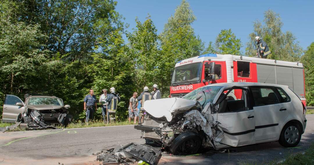 Titelbild: Schwerer Verkehrsunfall mit drei Autos im Haselgraben - Mehrere Verletzte