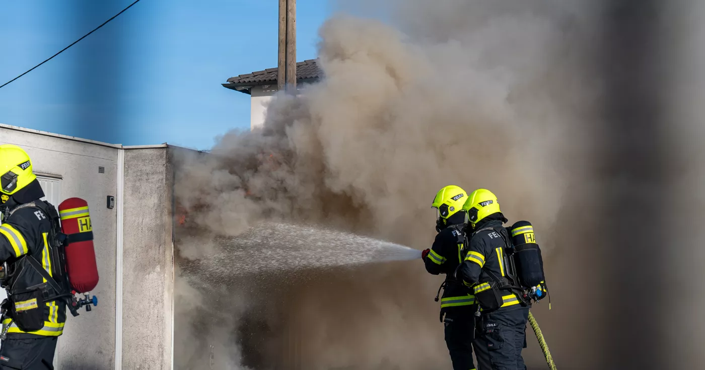 Garagenbrand in Mauthausen - Zwei Feuerwehren im Löscheinsatz
