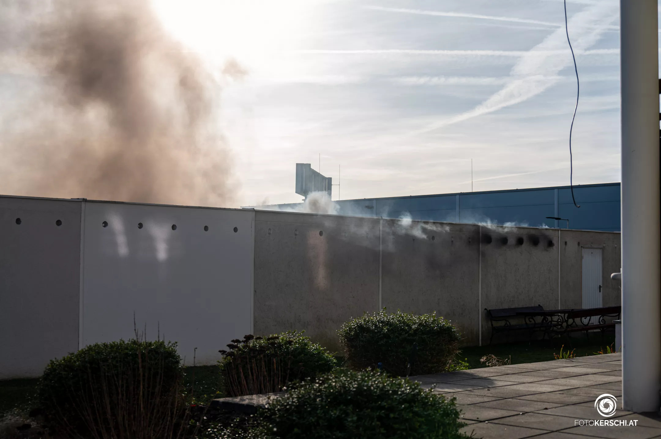 Garagenbrand in Mauthausen - Zwei Feuerwehren im Löscheinsatz