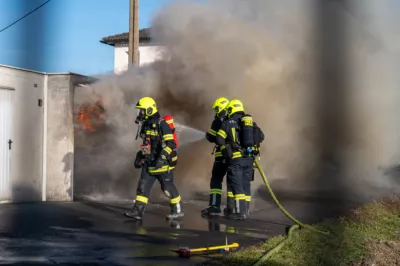 Garagenbrand in Mauthausen - Zwei Feuerwehren im Löscheinsatz BRANDSTAETTER-20240205-30.jpg