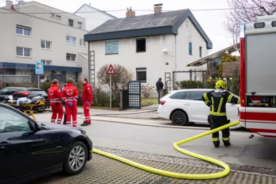 Mehrere Atemschutztrupps bei Wohnhausbrand in Traun im Löscheinsatz BAYER-AB2-5134.jpg