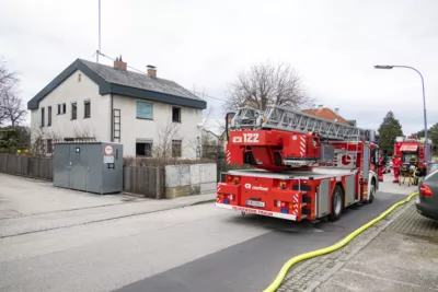Mehrere Atemschutztrupps bei Wohnhausbrand in Traun im Löscheinsatz BAYER-AB2-5139.jpg