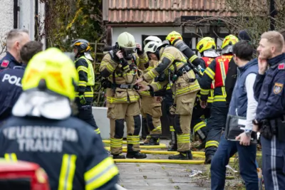 Mehrere Atemschutztrupps bei Wohnhausbrand in Traun im Löscheinsatz BAYER-AB2-5186.jpg