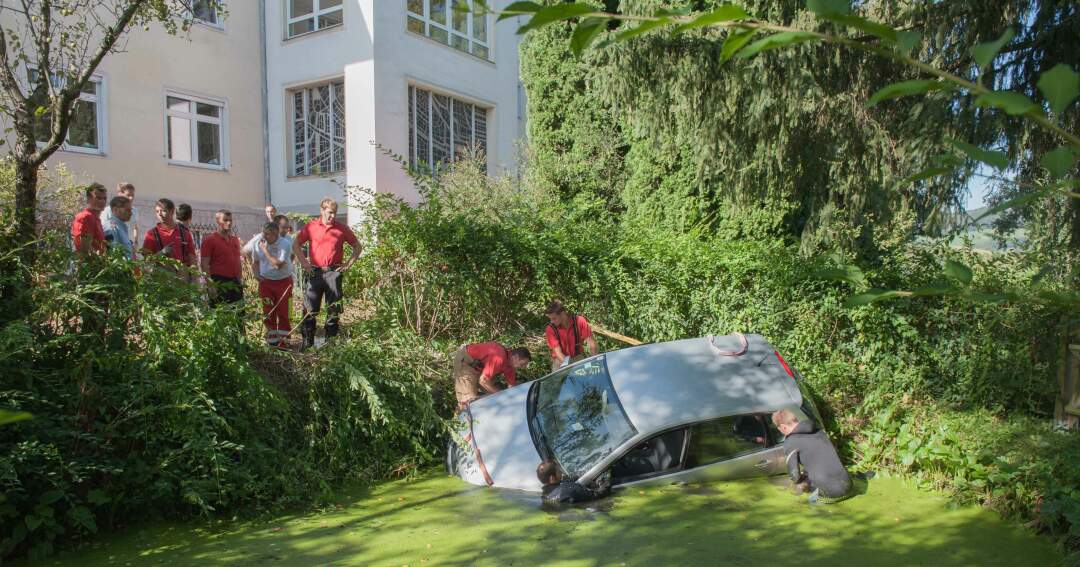Titelbild: Pensionistin mit Auto in Teich gelandet