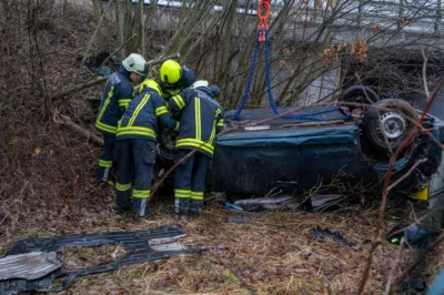 PKW-Lenker nach Verkehrsunfall von Polizisten aus Unfallwrack gerettet DSC-3046.jpg