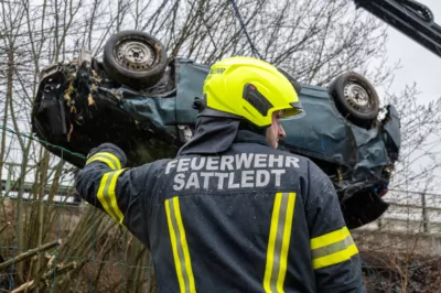 PKW-Lenker nach Verkehrsunfall von Polizisten aus Unfallwrack gerettet DSC-3053.jpg