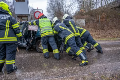 PKW-Lenker nach Verkehrsunfall von Polizisten aus Unfallwrack gerettet DSC-3075.jpg