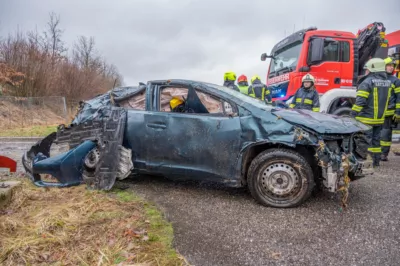 PKW-Lenker nach Verkehrsunfall von Polizisten aus Unfallwrack gerettet DSC-3086.jpg