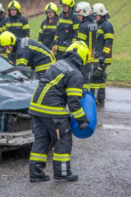 PKW-Lenker nach Verkehrsunfall von Polizisten aus Unfallwrack gerettet DSC-3094.jpg