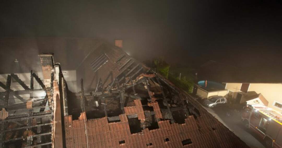 Titelbild: Brand in Gramastetten  Feuerwehr musste Personen retten
