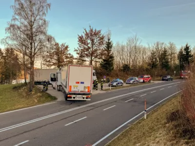 LKW blockiert halbe Bundesstraße im Frühverkehr Gross-20240216-064339083-iOS-edited.jpg