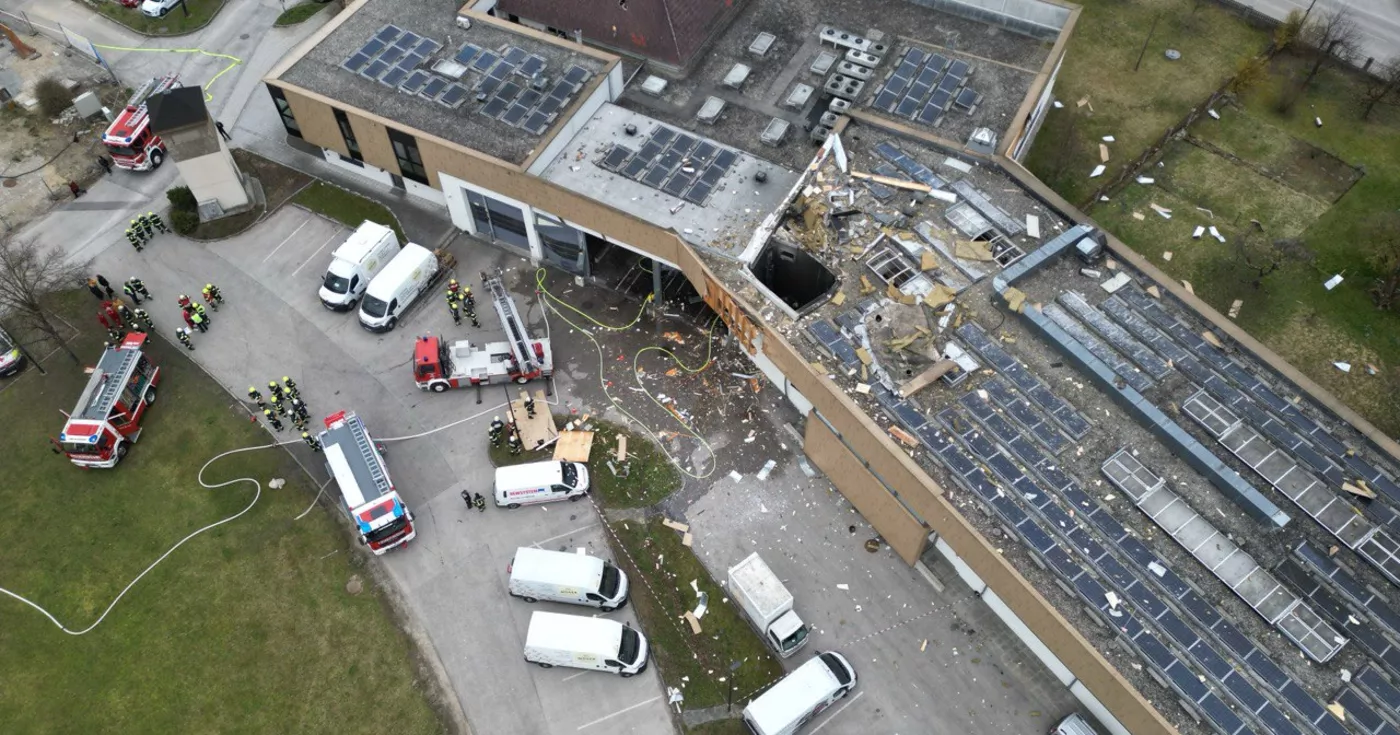 Titelbild: Explosion in Hartkirchener Bäckerei verursacht enormen Sachschaden, keine Verletzten