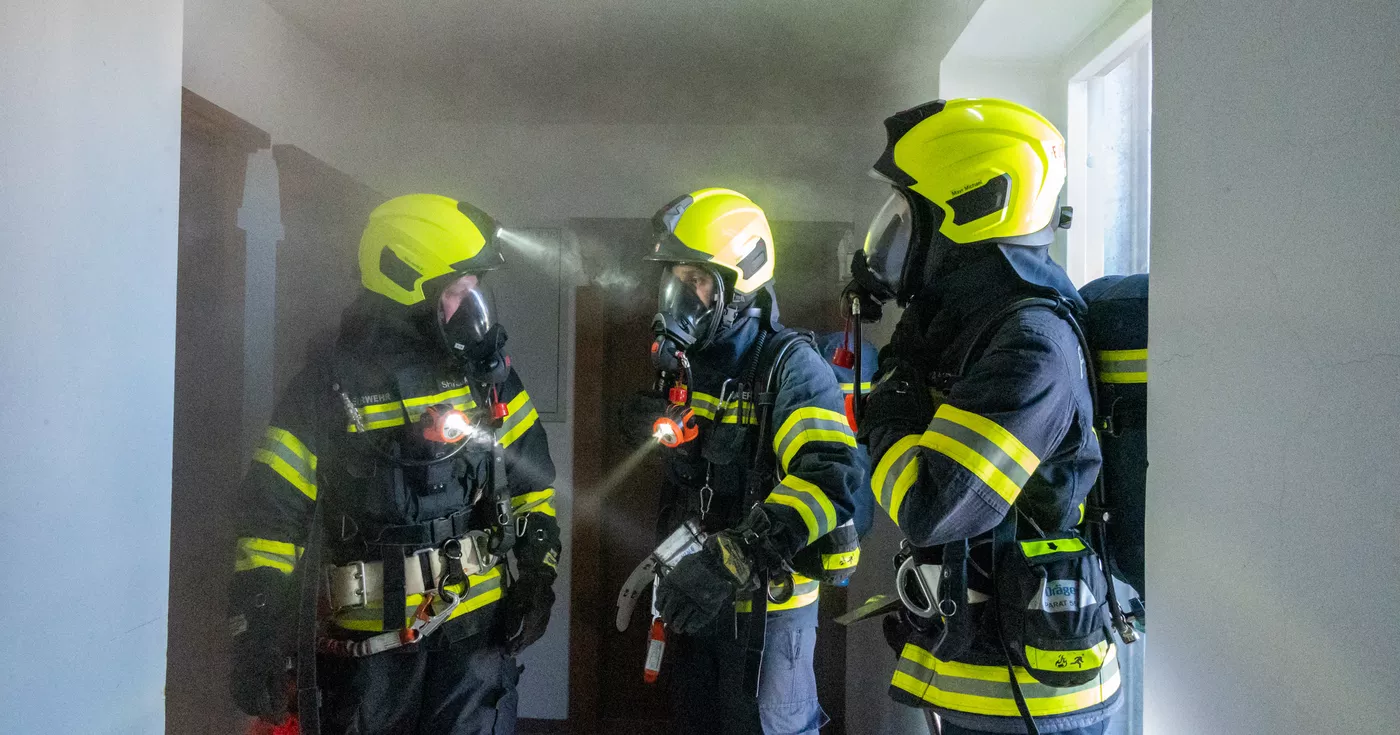 Titelbild: Zimmerbrand im 3. Obergeschoss eines Beherbergungsbetriebes - Pflichtbereichsübung in Klaus fordert Einsatzkräfte