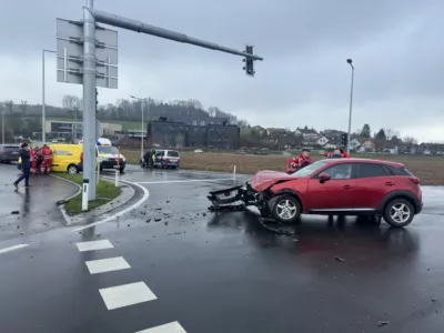 Verkehrsunfall an ampelgeregeltem Kreuzungspunk fkstore-95675.jpg