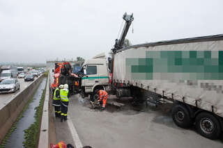 150 Meter lange Ölspur nach Lkw-Unfall: Verkehrskollaps auf A1 lkw-unfall-a1_01.jpg