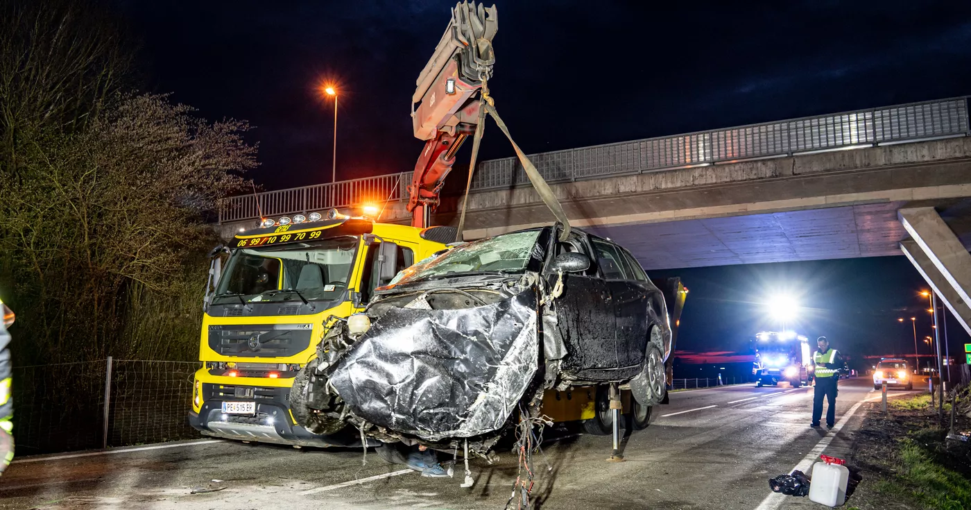 Titelbild: Schwerer Verkehrsunfall auf der B3 - Fahrzeug gegen Brückenbauwerk geprallt