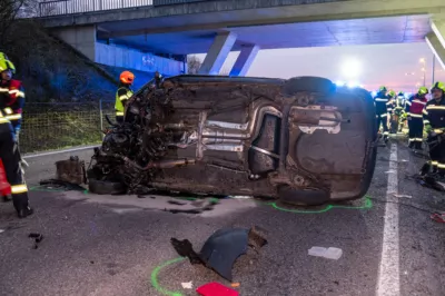 Schwerer Verkehrsunfall auf der B3 - Fahrzeug gegen Brückenbauwerk geprallt BRANDSTAETTER-20240322-37.jpg