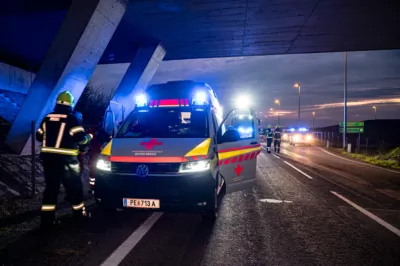 Schwerer Verkehrsunfall auf der B3 - Fahrzeug gegen Brückenbauwerk geprallt BRANDSTAETTER-20240322-42.jpg