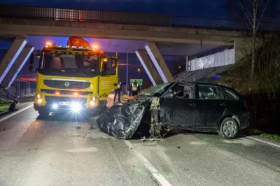 Schwerer Verkehrsunfall auf der B3 - Fahrzeug gegen Brückenbauwerk geprallt BRANDSTAETTER-20240322-60.jpg