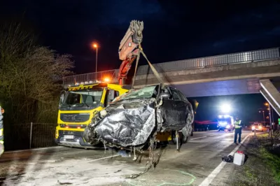 Schwerer Verkehrsunfall auf der B3 - Fahrzeug gegen Brückenbauwerk geprallt BRANDSTAETTER-20240322-68.jpg