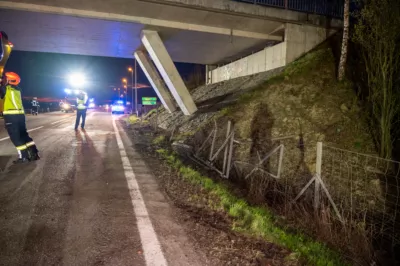 Schwerer Verkehrsunfall auf der B3 - Fahrzeug gegen Brückenbauwerk geprallt BRANDSTAETTER-20240322-76.jpg