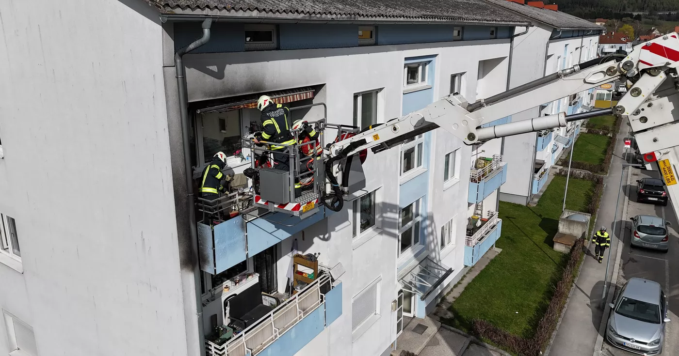 Titelbild: Brand auf Balkon in Freistadt Polizisten löschten
