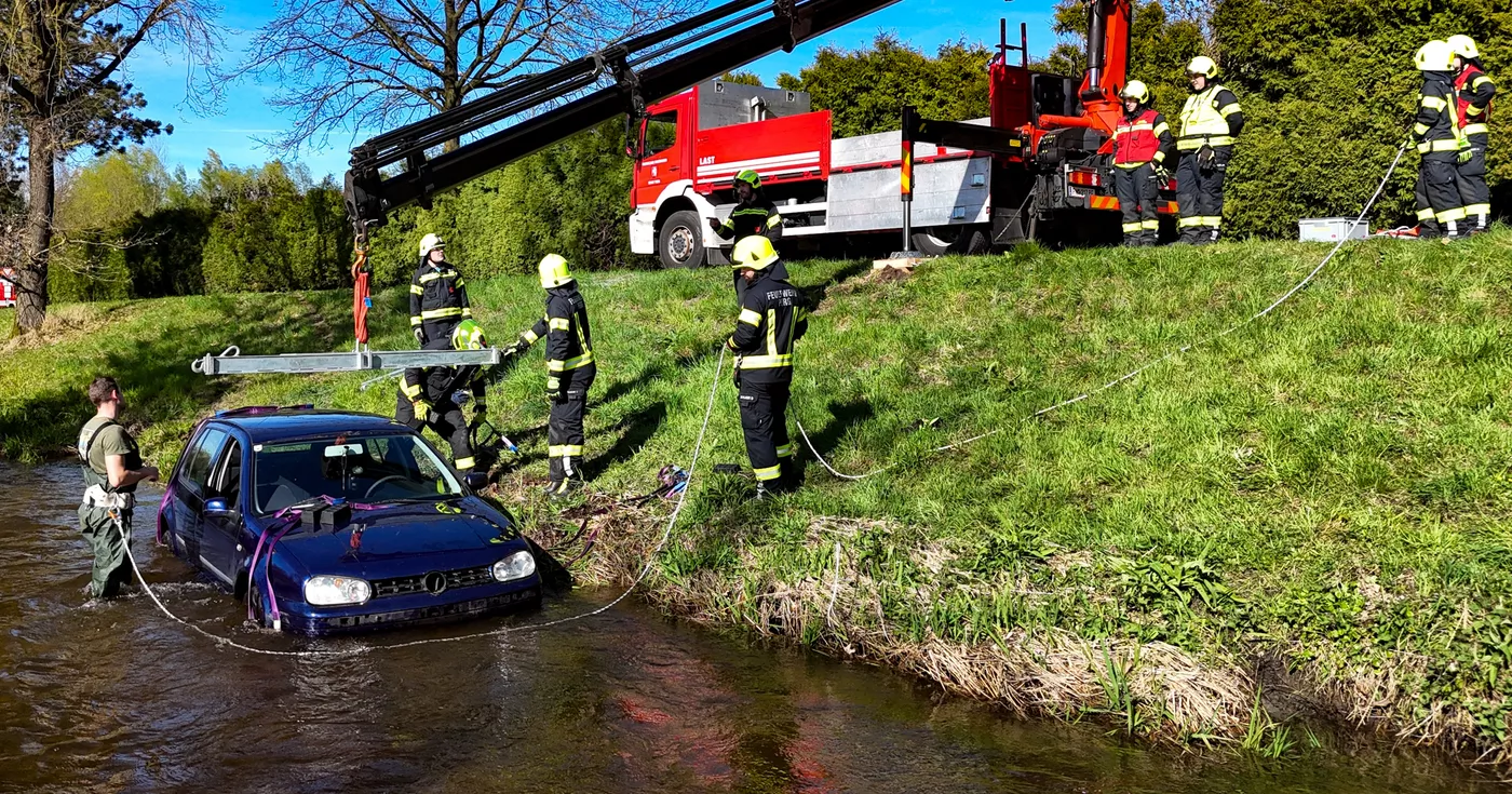 Titelbild: Verkehrsunfall in Perg: Fahrzeug landet im Naarnfluss